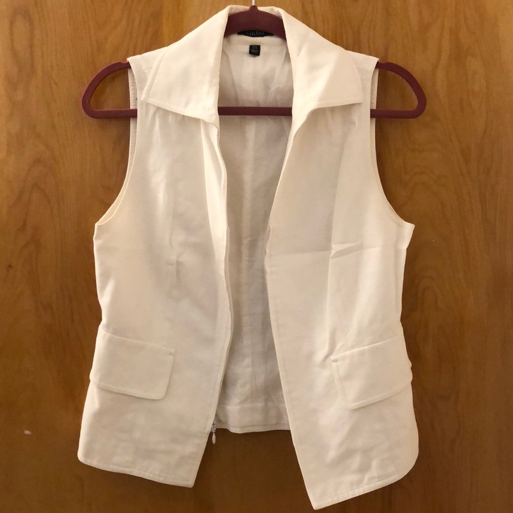 White Carlisle fitted vest with pockets